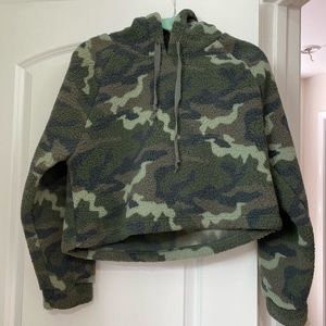American Eagle Camo Crop pullover